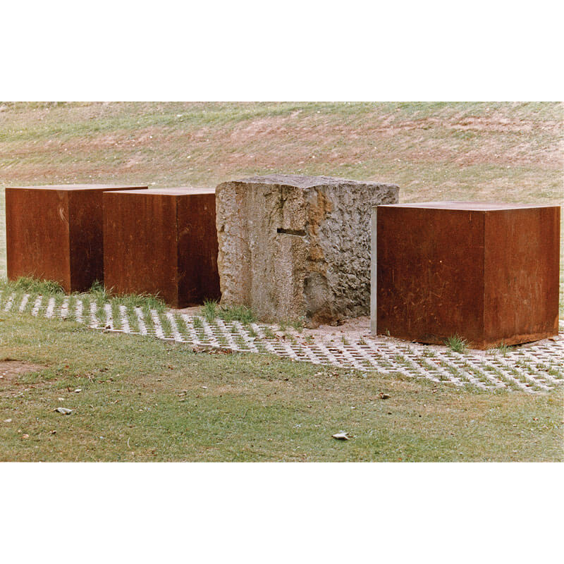 o.T., 1982, Anröchter Dolomit, Stahl, H 100 cm, B 100 cm, T 550 cm