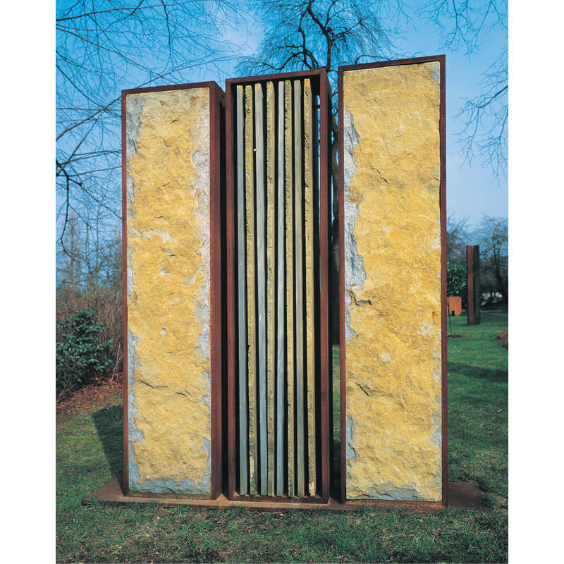 o.T., 1998, Stahl, Anröchter Dolomit, H 228 cm, B 185 cm, T 34 cm