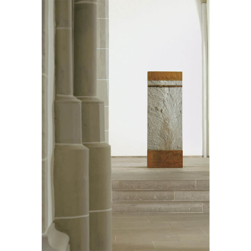 Installation (Teilansicht), St. Maria im Weinberg, Warburg<br>
                                        o.T. (Epitaph), 2005, Anröchter Dolomit, Corten-Stahl, Eisenguss, H 193 cm, B 70 cm, T 23 cm
                                        