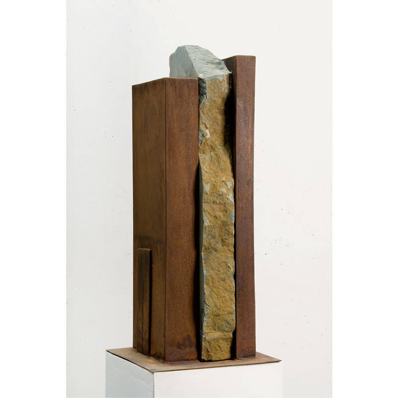 o.T., 2006, Anröchter Dolomit, Corten-Stahl, H 92 cm, B 30 cm, T 27 cm