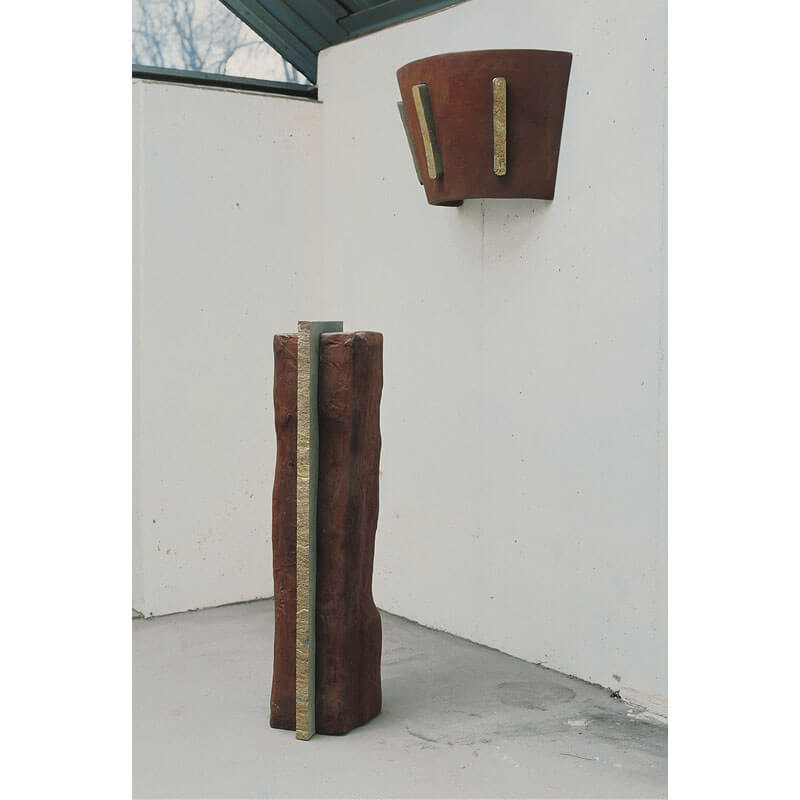 o.T., 1998, Eisenguss, Anröchter Dolomit<br>
                                        Wandobjekt: H 49 cm, B 75 cm, T 42 cm<br>
                                        Bodenobjekt: H 126 cm, B 34 cm, T 37 cm, Privatbesitz
