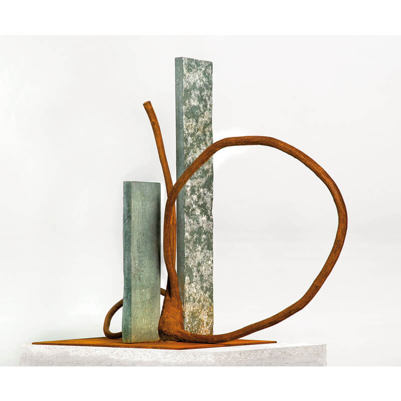 o.T. (a.d. Serie: Gebärde der Natur), 2011, Anröchter Dolomit, Eisenguss, Corten-Stahl, Lack, H 45 cm B 54 cm T 25 cm, Privatbesitz