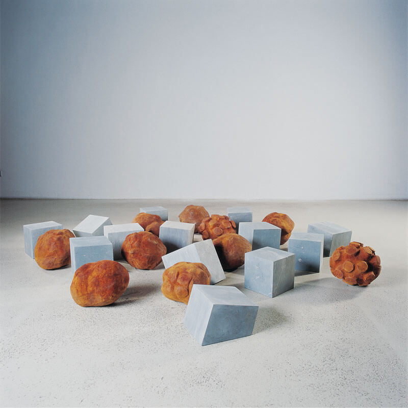 o.T., 1999, Eisenguss, Anröchter Dolomit, H 25 cm, B ca. 250 cm, T ca. 150 cm