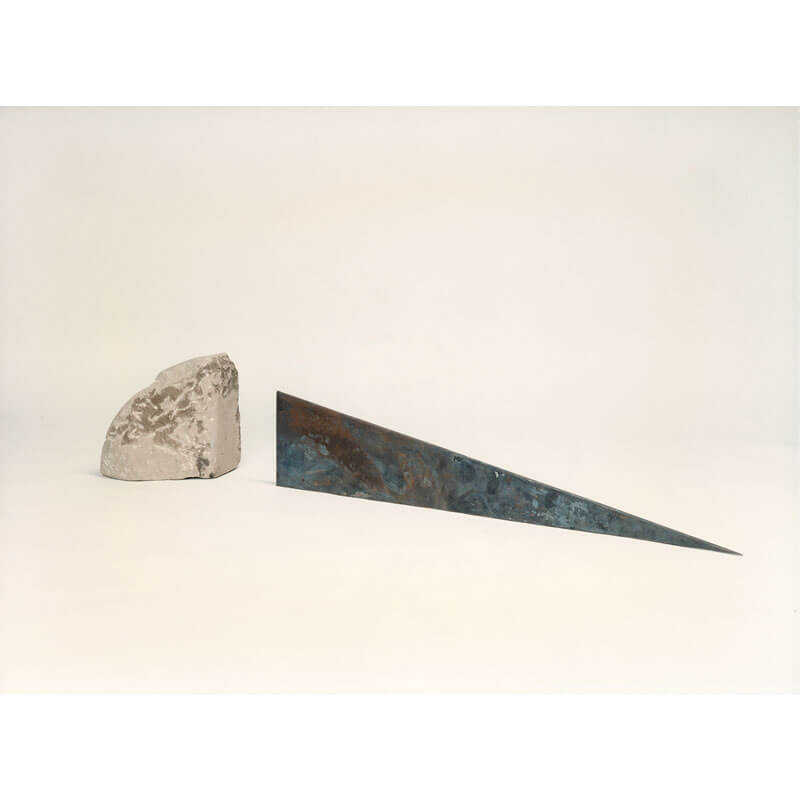 o.T., 1986, Stahl (geglüht), Sandstein, H 30 cm, B 130 cm, T 25 cm