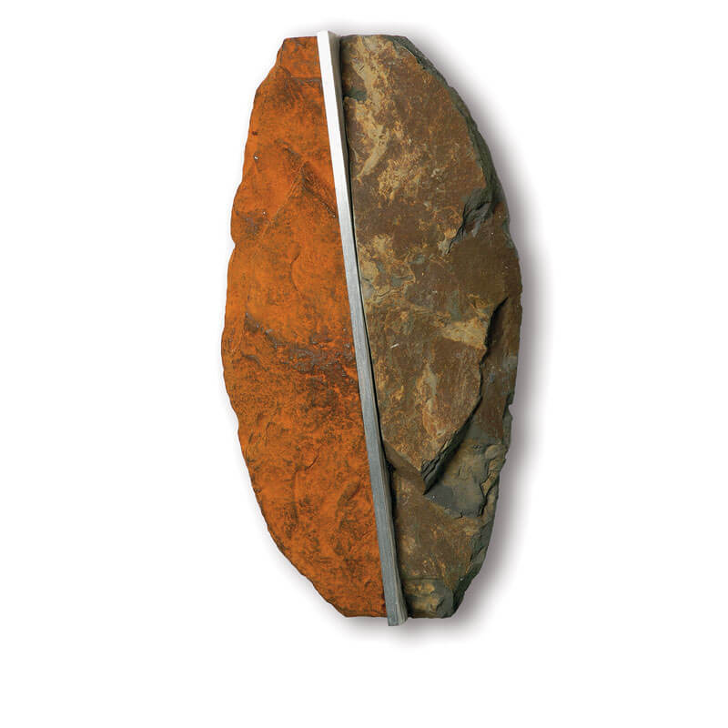 o.T., 2005 (Wandobjekt), Anröchter Dolomit, Eisenguss, Aluminium, H 47 cm, B 27 cm, T 4 cm, Privatbesitz