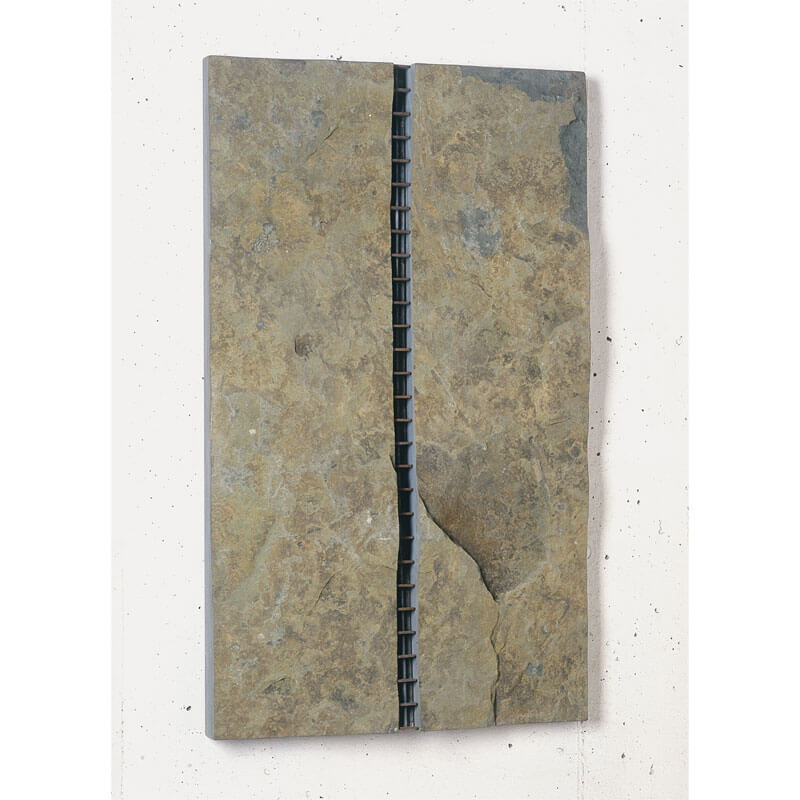 o.T., 2000 (Wandobjekt), Anröchter Dolomit, Stahl verzinkt, H 95 cm, B 57 cm, T 7 cm, Privatbesitz