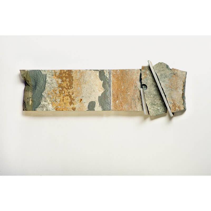 o.T., 2009 (Wandobjekt), Anröchter Dolomit, Aluminium, H 29 cm, B 91 cm, T 9 cm, Privatbesitz