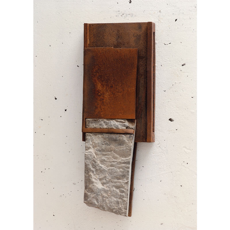 o.T., 1995 (Wandobjekt), Ruhrsandstein, Stahl, H 50 cm, B 18 cm, T 6 cm, Privatbesitz