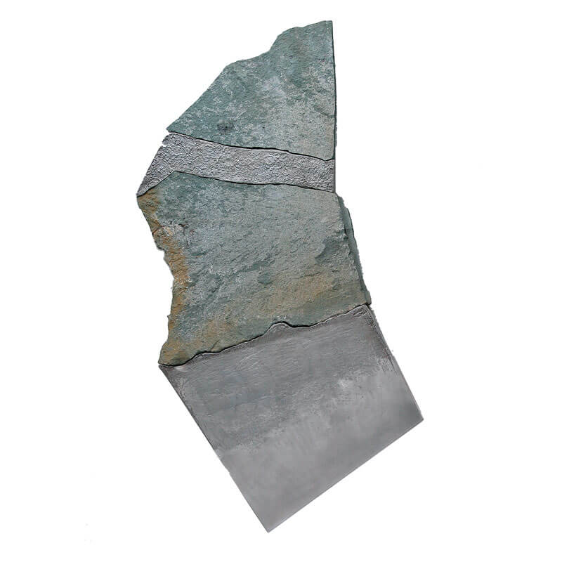 o.T., 2003 (Wandobjekt), Anröchter Dolomit, Aluminiumguss, H 155 cm, B 90 cm, T 8 cm, Privatbesitz