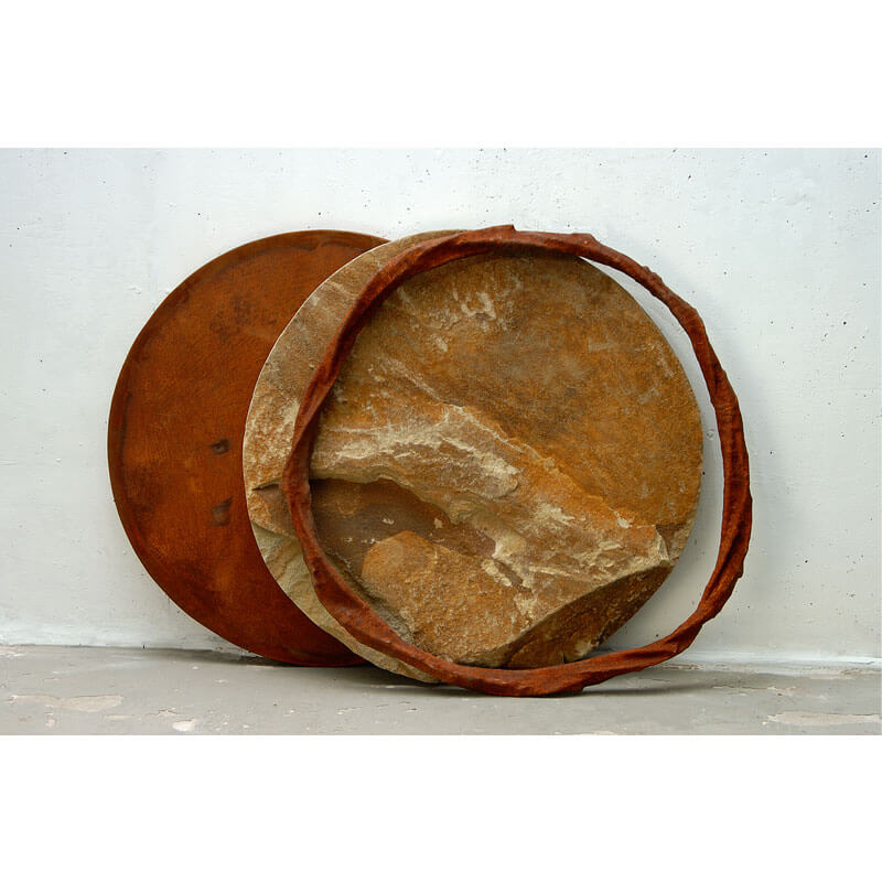 o.T., 2006 (Boden-/Wandobjekt), Anröchter Dolomit, Corten-Stahl, Eisenguss , H 100 cm, B 150 cm, T 20 cm
