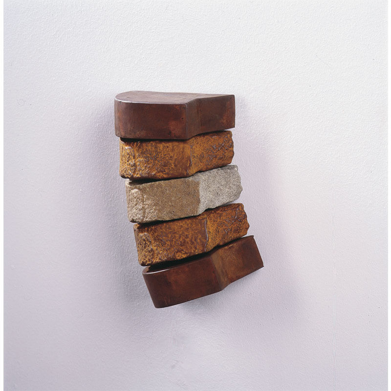 
                                        o.T., 2001 (Wandobjekt), Eisenguss, Stahl, Ruhrsandstein, H 30 cm, B 21 cm, T 13 cm, Privatbesitz
                                        